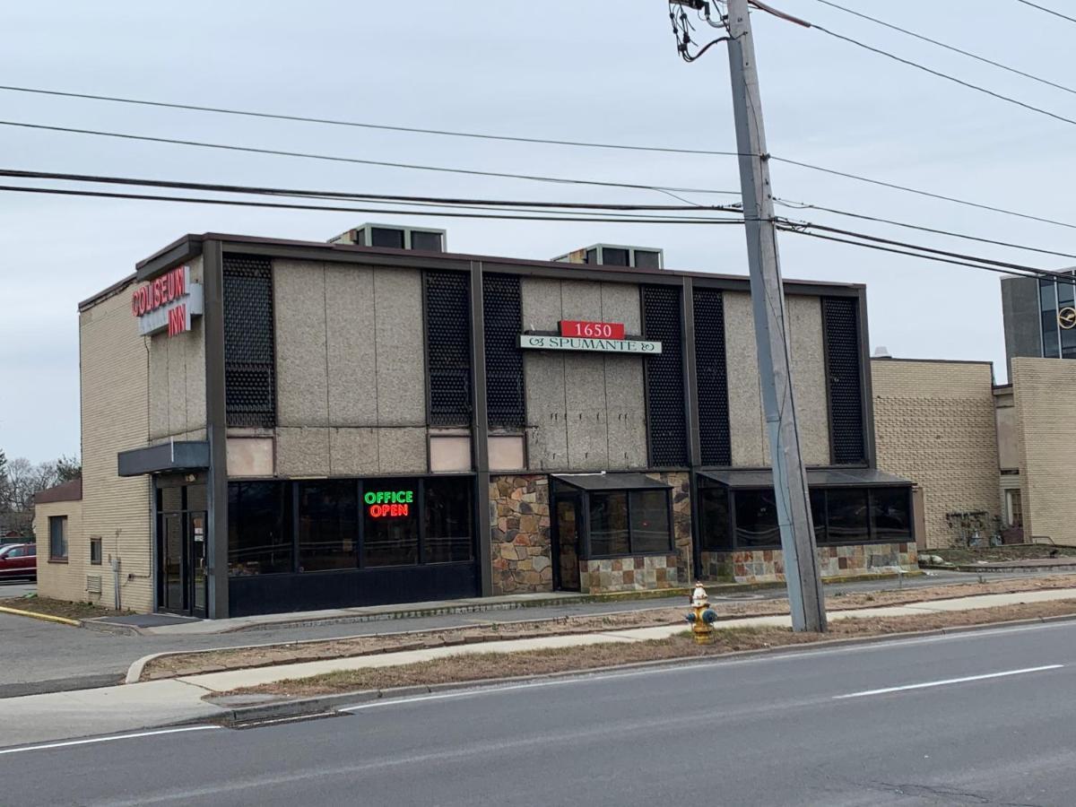 Coliseum Inn & Suites - Garden City Long Island East Meadow Exterior foto