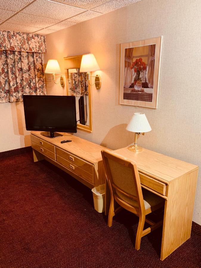 Coliseum Inn & Suites - Garden City Long Island East Meadow Exterior foto